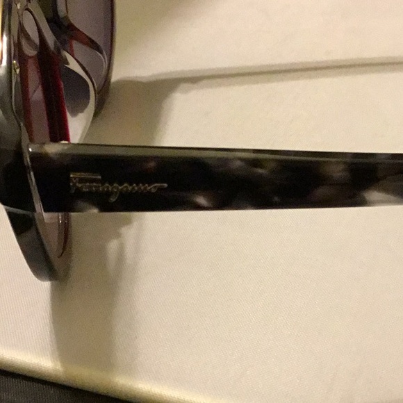COPY - SALVATORE FERRAGAMO SUNGLASSES. - Picture 7 of 9